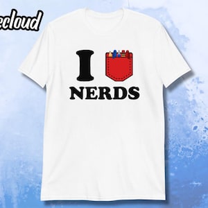 Op de afbeelding: Wit T-shirt met een rode zak en de tekst "I ♥ Nerds" in zwart.