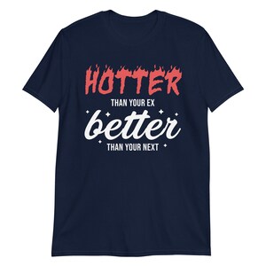 Pu&ograve; includere: T-shirt blu navy con testo bianco che recita "Hotter than your ex, better than your next" con fiamme rosse sopra la parola "Hotter".
