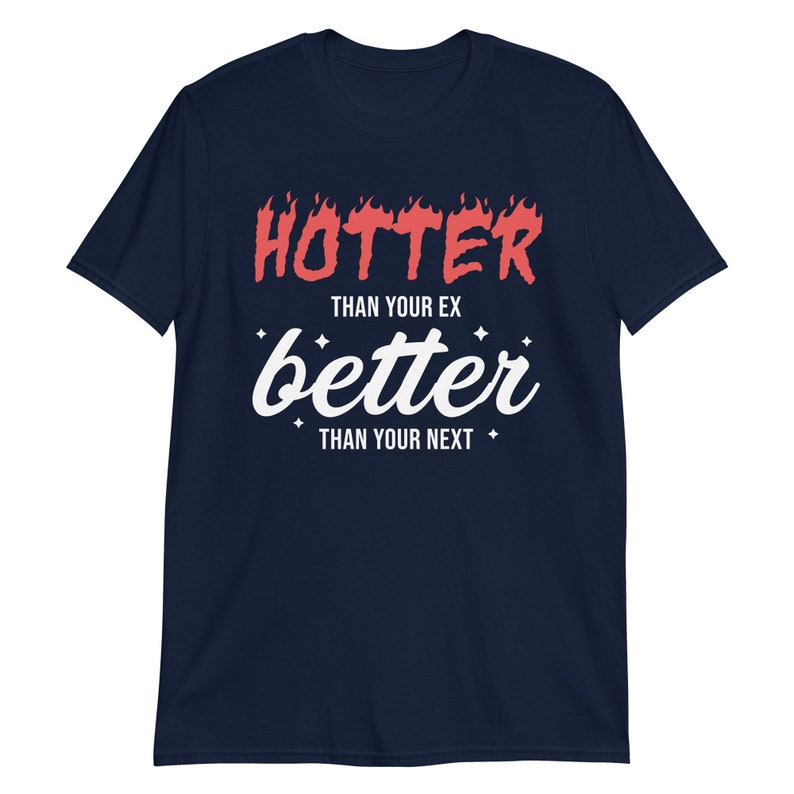Pu&ograve; includere: T-shirt blu navy con testo bianco che recita "Hotter than your ex, better than your next" con fiamme rosse sopra la parola "Hotter".