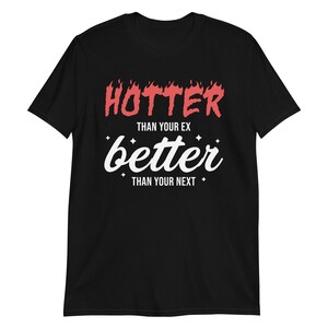 T-shirt unisex in cotone "Più sexy della tua ex" / Maglietta sarcastica a tema Kpop. Nero