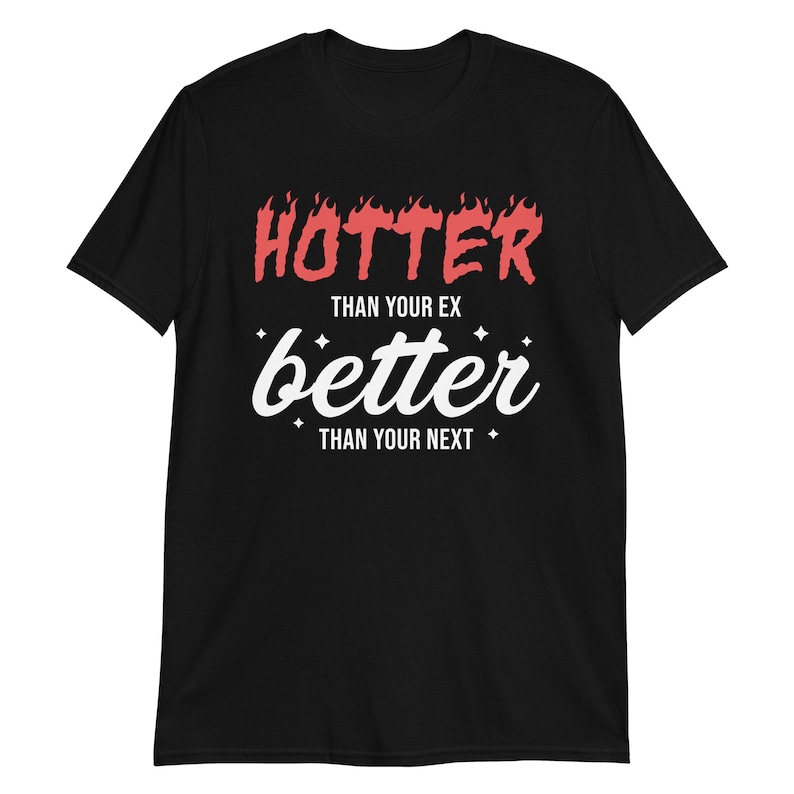 T-shirt unisex in cotone "Più sexy della tua ex" / Maglietta sarcastica a tema Kpop. Nero