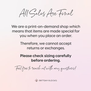 K&ouml;nnte beinhalten: Textgrafik mit den Worten "All Sales Are Final" in einer handschriftlichen Schriftart. Der Text erkl&auml;rt, dass der Shop auf Anfrage druckt und daher keine R&uuml;ckgaben oder Umtausche akzeptiert. Er ermutigt die Kunden auch, die Gr&ouml;&szlig;e sorgf&auml;ltig zu &uuml;berpr&uuml;fen, bevor sie bestellen. Der Text endet mit "Gerne k&ouml;nnen Sie sich bei Fragen an uns wenden!" und dem Shop-Namen "BRITTANY-RUZICKA".