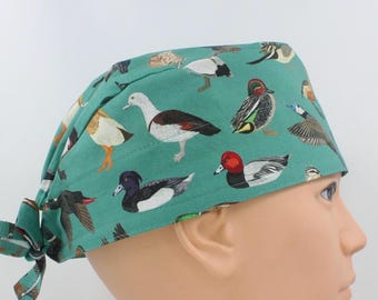 Gorro quirúrgico hecho a mano de algodón con estampado de patos sobre fondo verde, de 8,9 cm de altura, para hombre.