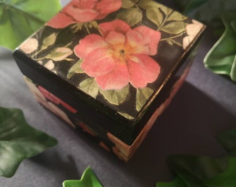 Small trinket/ring/earing box. Square. Hand crafted, hand painted. Decoupage technique, flowers