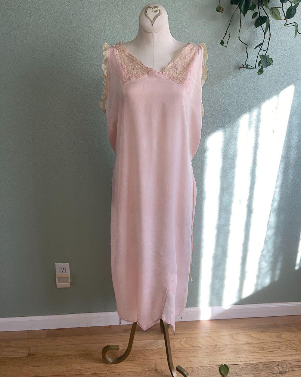 人気ブランドの新作 1920's Antique Silk Pale Pink Jagged Hemline Slip Nightgown トップス