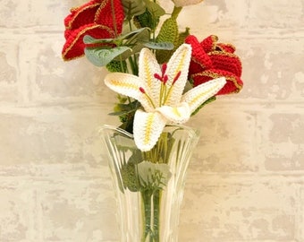 La bellezza classica delle rose e dei gigli all'uncinetto in oro, rosso e bianco. Per compleanni, anniversari, addio al nubilato, matrimoni, feste