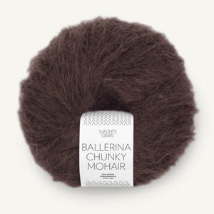 Peut inclure: Une pelote de laine mohair duveteuse brun foncé avec une étiquette en papier blanc enroulée au centre. L'étiquette porte le texte Sandnes Garn, Ballerina Chunky Mohair et Den Norske Garnfabrikken Siden 1888 avec un motif en chevrons.
