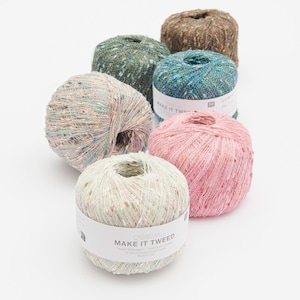 Puede incluir: Seis ovillos de hilo tweed en varios colores, incluyendo rosa, turquesa y marrón. Cada ovillo tiene una textura moteada y una etiqueta blanca con el texto "MAKE IT TWEED". Ideal para tejer o hacer ganchillo.