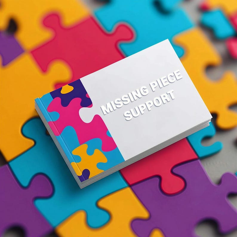 Puede incluir: Un libro blanco titulado "MISSING PIECE SUPPORT" descansa sobre un rompecabezas colorido. La portada del libro presenta una secci&oacute;n de una pieza de rompecabezas en rosa, azul y amarillo. Las piezas del rompecabezas son de varios colores, incluyendo rojo, amarillo, morado y azul.