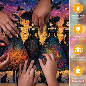 Puede incluir: Un rompecabezas parcialmente ensamblado que presenta una escena de fantas&iacute;a con mujeres con vestidos elaborados, gatos negros y cuervos contra un cielo al atardecer. Se muestran manos colocando piezas del rompecabezas. El tema del rompecabezas es la imaginaci&oacute;n, la concentraci&oacute;n, la cooperaci&oacute;n y la relajaci&oacute;n.
