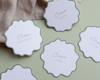 Tarjetas de mesa con borde ondulado verde salvia / Tarjetas de acompañamiento con borde orgánico / Nombres de mesa para bodas italianas modernas / Borde festoneado minimalista y elegante