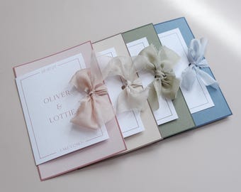 Invitación de boda con cinta de seda / Conjunto de invitaciones en verde salvia, rosa palo, azul y tonos neutros / Papelería de boda moderna