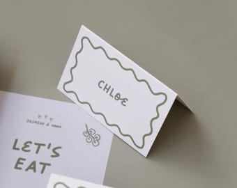 Tarjetas de mesa para bodas con borde ondulado / Tarjetas de mesa plegables / Tarjetas de nombre personalizadas