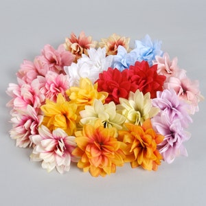 Puede incluir: Una colecci&oacute;n de flores artificiales en varios colores, incluyendo rosa, blanco, amarillo, naranja, rojo y morado. Las flores est&aacute;n dispuestas en un patr&oacute;n circular y tienen una apariencia realista.