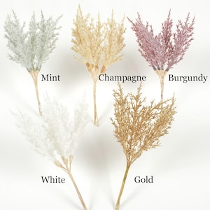 Puede incluir: Cinco penachos de hierba de la pampa artificial en diferentes colores: menta, champán, burdeos, blanco y dorado.