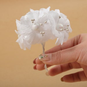 ホワイト クリスマス フラワー 1/5 束 人工シルクフラワー ワイヤー付き DIY クラフト リース カード ケーキ ヘアピン ヘッドバンド ホリデー デコレーション フェイクフラワー