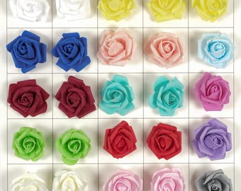 Puede incluir: Una cuadrícula de flores de rosas artificiales de colores en varios tonos, incluyendo blanco, amarillo, azul, rosa, rojo, verde y morado. Las rosas están dispuestas en filas y columnas, mostrando sus diferentes colores y texturas.