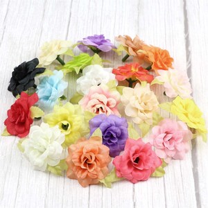 Peut inclure: Assortiment de fleurs artificielles de différentes couleurs, notamment rose, violet, jaune, orange et blanc. Les fleurs sont en tissu et ont un aspect réaliste.