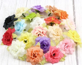 Puede incluir: Surtido de flores artificiales en varios colores, incluyendo rosa, morado, amarillo, naranja y blanco. Las flores están hechas de tela y tienen un aspecto realista.