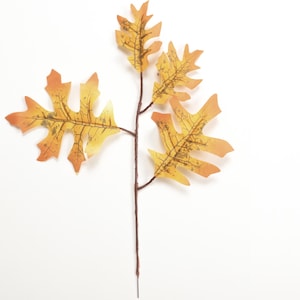 Puede incluir: Una rama con tres hojas de otoño artificiales en tonos amarillos y naranjas. Las hojas tienen una textura realista y son perfectas para la decoración de otoño.