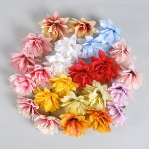 Puede incluir: Una colecci&oacute;n de 18 cabezas de flores artificiales en varios colores, incluyendo rosa, amarillo, naranja, rojo, blanco y azul. Las flores est&aacute;n dispuestas en c&iacute;rculo y tienen un aspecto en capas y con volantes.