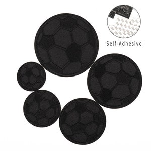 Peut inclure: Cinq patchs brodés noirs en forme de ballon de football. Les patchs sont autocollants et sont disponibles en différentes tailles.