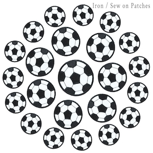 Op de afbeelding: Een set van 20 zwart-witte strijk- of naai-voetbalpatches. De patches zijn in verschillende maten en perfect om kleding, tassen of andere items een sportieve touch te geven.