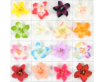 Op de afbeelding: Assortiment van 12 kunstmatige orchideeën bloemkoppen in verschillende kleuren, waaronder geel, rood, wit, groen, oranje, paars, roze en blauw. De bloemen zijn gerangschikt in een rasterpatroon op een witte achtergrond.