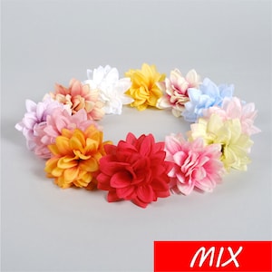 Puede incluir: Un c&iacute;rculo de 12 cabezas de flores artificiales en varios colores, incluyendo rosa, amarillo, rojo y blanco. Las flores est&aacute;n dispuestas en un c&iacute;rculo, con la flor roja en el centro. Las flores est&aacute;n todas hechas de tela y tienen un aspecto realista. Las flores tienen un di&aacute;metro de unos 5 cm.