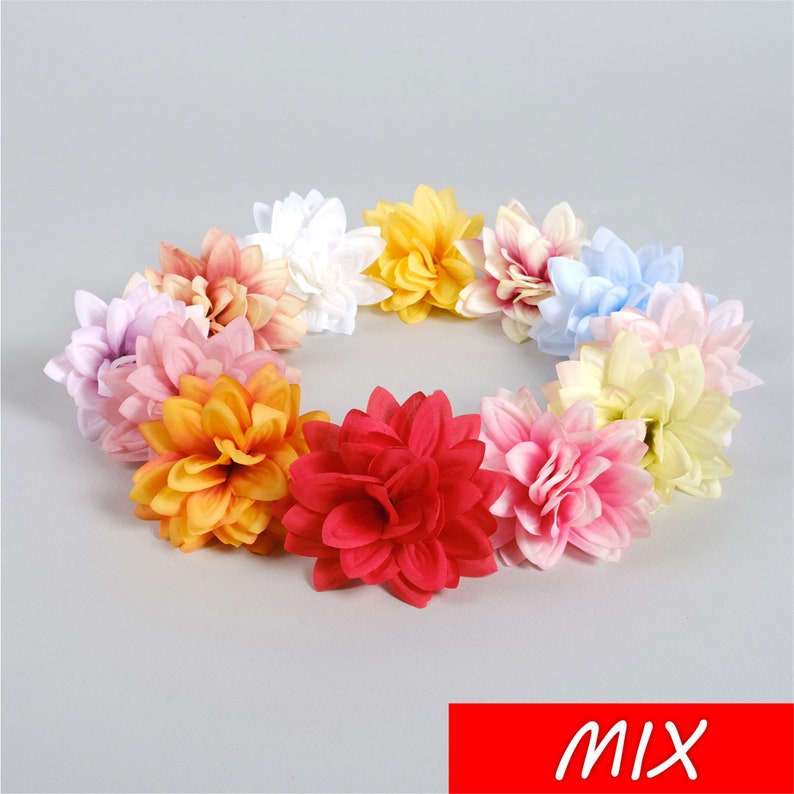 Puede incluir: Un c&iacute;rculo de 12 cabezas de flores artificiales en varios colores, incluyendo rosa, amarillo, rojo y blanco. Las flores est&aacute;n dispuestas en un c&iacute;rculo, con la flor roja en el centro. Las flores est&aacute;n todas hechas de tela y tienen un aspecto realista. Las flores tienen un di&aacute;metro de unos 5 cm.