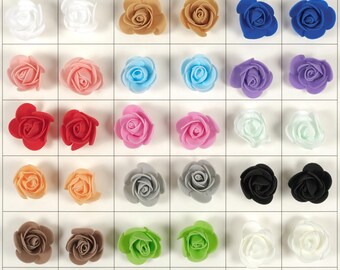 Puede incluir: Surtido de 24 cabezas de flores de espuma de rosas en varios colores, incluyendo blanco, rosa, rojo, azul, verde, marrón, negro y gris. Las flores están dispuestas en un patrón de cuadrícula sobre un fondo blanco.