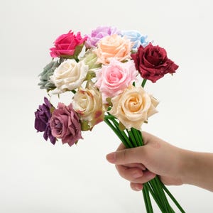 13 färgade vattendroppar rosblommahuvud 2" konstgjord sidenblommahuvud med daggeffekt falska roshuvuden för bröllopsblommavägg DIY hantverk dekoration