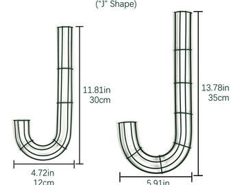 Könnte beinhalten: Zwei dunkelgrüne Metall-Kranzformen in "J"-Form. Die kleinere Form ist 30 cm hoch und 12 cm breit. Die größere Form ist 35 cm hoch und 15 cm breit. Der Text "Size" und "("J" Shape)" stehen oben.