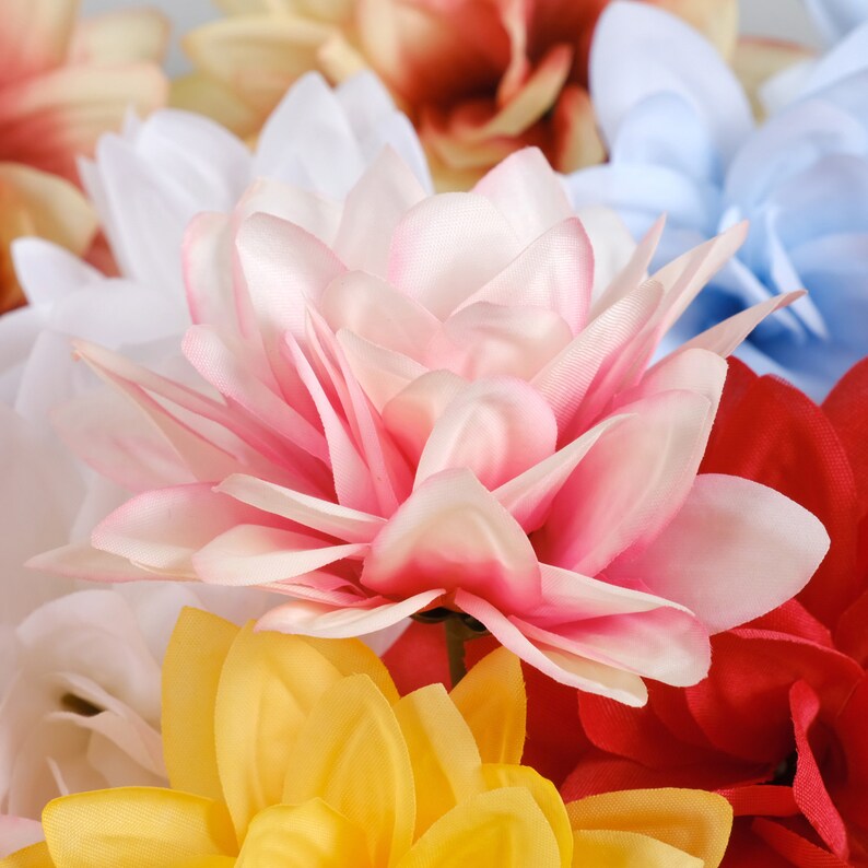 Puede incluir: Primer plano de un ramo de flores artificiales. El ramo incluye una flor rosa con muchos p&eacute;talos, una flor amarilla con muchos p&eacute;talos, una flor blanca con muchos p&eacute;talos y una flor roja con muchos p&eacute;talos.