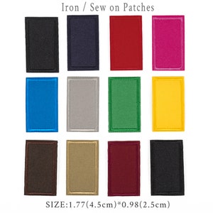 Può includere: Dodici toppe da stirare o cucire in vari colori, tra cui nero, blu navy, rosso, rosa, blu, grigio, verde, giallo, marrone, beige, bordeaux e nero. Ogni toppa è rettangolare e misura 4,5 cm per 2,5 cm.