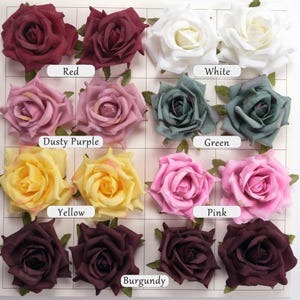 Può includere: Una griglia di fiori di rosa artificiali in vari colori, tra cui rosso, bianco, viola polveroso, verde, giallo, rosa e bordeaux. Ogni rosa ha foglie verdi ed è etichettata con il suo nome di colore. Ideale per l'artigianato o composizioni floreali.