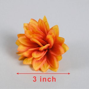Puede incluir: Una sola flor de dalia artificial de color naranja y amarillo con un di&aacute;metro de 7,6 cm.