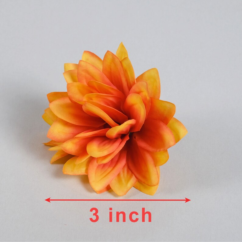 Puede incluir: Una sola flor de dalia artificial de color naranja y amarillo con un di&aacute;metro de 7,6 cm.