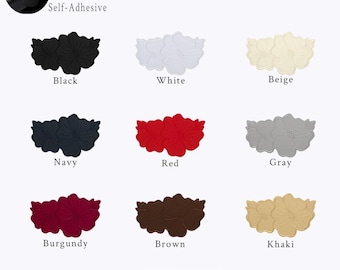 Könnte beinhalten: Auswahl an kleinen, selbstklebenden Blumenapplikationen in verschiedenen Farben: Schwarz, Weiß, Beige, Marineblau, Rot, Grau, Burgunderrot, Braun und Khaki. Der Text "Color Selection" und "Small" sind ebenfalls vorhanden.