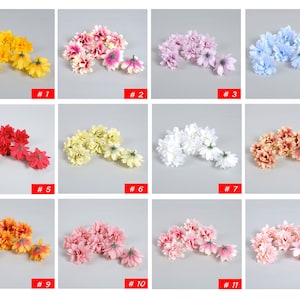 Puede incluir: Doce ramos de flores artificiales en varios colores, incluyendo amarillo, rosa, rojo, blanco y azul. Cada ramo contiene aproximadamente 7-8 flores.