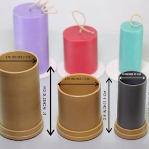 Può includere: Quattro stampi per candele cilindrici di diverse dimensioni. Gli stampi sono in plastica marrone e hanno un diametro di 7 cm (2,75 pollici). Gli stampi sono alti 13 cm (5,1 pollici), 8 cm (3,15 pollici) e 10 cm (4 pollici). Gli stampi sono su una superficie bianca.