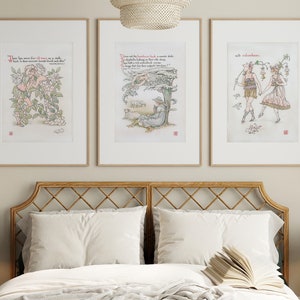 Puede incluir: Tres impresiones art&iacute;sticas enmarcadas con ilustraciones y texto, exhibidas sobre una cama. Las impresiones presentan dibujos de figuras, flores y texto en un estilo vintage. Los marcos son de color marr&oacute;n claro.