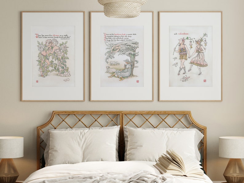 Puede incluir: Tres impresiones art&iacute;sticas enmarcadas con ilustraciones y texto, exhibidas sobre una cama. Las impresiones presentan dibujos de figuras, flores y texto en un estilo vintage. Los marcos son de color marr&oacute;n claro.
