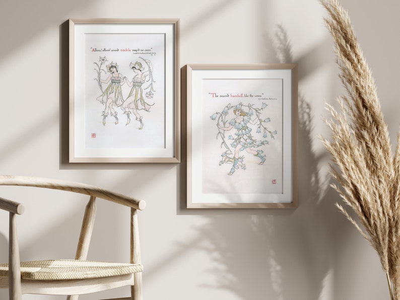 Puede incluir: Dos impresiones art&iacute;sticas enmarcadas con ilustraciones de figuras con vestidos fluidos y detalles florales. Las impresiones tienen texto rojo y est&aacute;n sobre un fondo neutro. La obra de arte est&aacute; en un marco de madera clara.