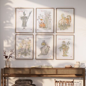 Puede incluir: Seis impresiones enmarcadas con ilustraciones de figuras y texto. Las impresiones est&aacute;n en marcos dorados y cuelgan de una pared blanca sobre una consola de madera. Las ilustraciones presentan figuras con elementos florales y bot&aacute;nicos.
