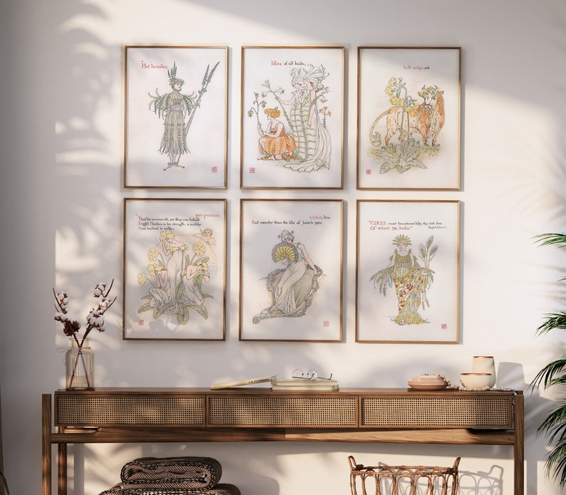 Puede incluir: Seis impresiones enmarcadas con ilustraciones de figuras y texto. Las impresiones est&aacute;n en marcos dorados y cuelgan de una pared blanca sobre una consola de madera. Las ilustraciones presentan figuras con elementos florales y bot&aacute;nicos.