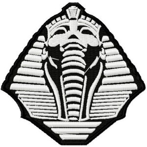 Può includere: Toppa ricamata bianca con la testa di un faraone egizio su sfondo nero.