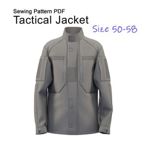 Könnte beinhalten: Ein graues taktisches Jacken-Schnittmuster-PDF. Die Jacke hat einen hohen Kragen, mehrere Taschen und einen Frontreißverschluss. Der Text "Tactical Jacket" wird über der Jacke angezeigt, mit "Size 50-58" in blauer Schrift.