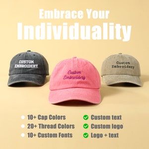 K&ouml;nnte beinhalten: Drei Baseballkappen mit dem Text "Custom Embroidery" darauf. Die Kappen sind in verschiedenen Farben: Grau, Rosa und Beige. Der Text unter den Kappen listet die Anpassungsm&ouml;glichkeiten auf: 10+ Kappenfarben, 20+ Garnfarben, 10+ benutzerdefinierte Schriftarten, benutzerdefinierter Text, benutzerdefiniertes Logo und Logo + Text.