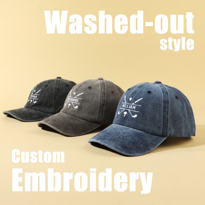 K&ouml;nnte beinhalten: Drei ausgewaschene Baseballkappen aus Denim mit individueller Stickerei. Die Kappen sind in verschiedenen Blaut&ouml;nen und Graut&ouml;nen gehalten. Die Stickerei zeigt einen Stern und gekreuzte Golfschl&auml;ger mit einem Namen &uuml;ber den Schl&auml;gern. Die Namen sind "William", "Theodore" und "Herman".